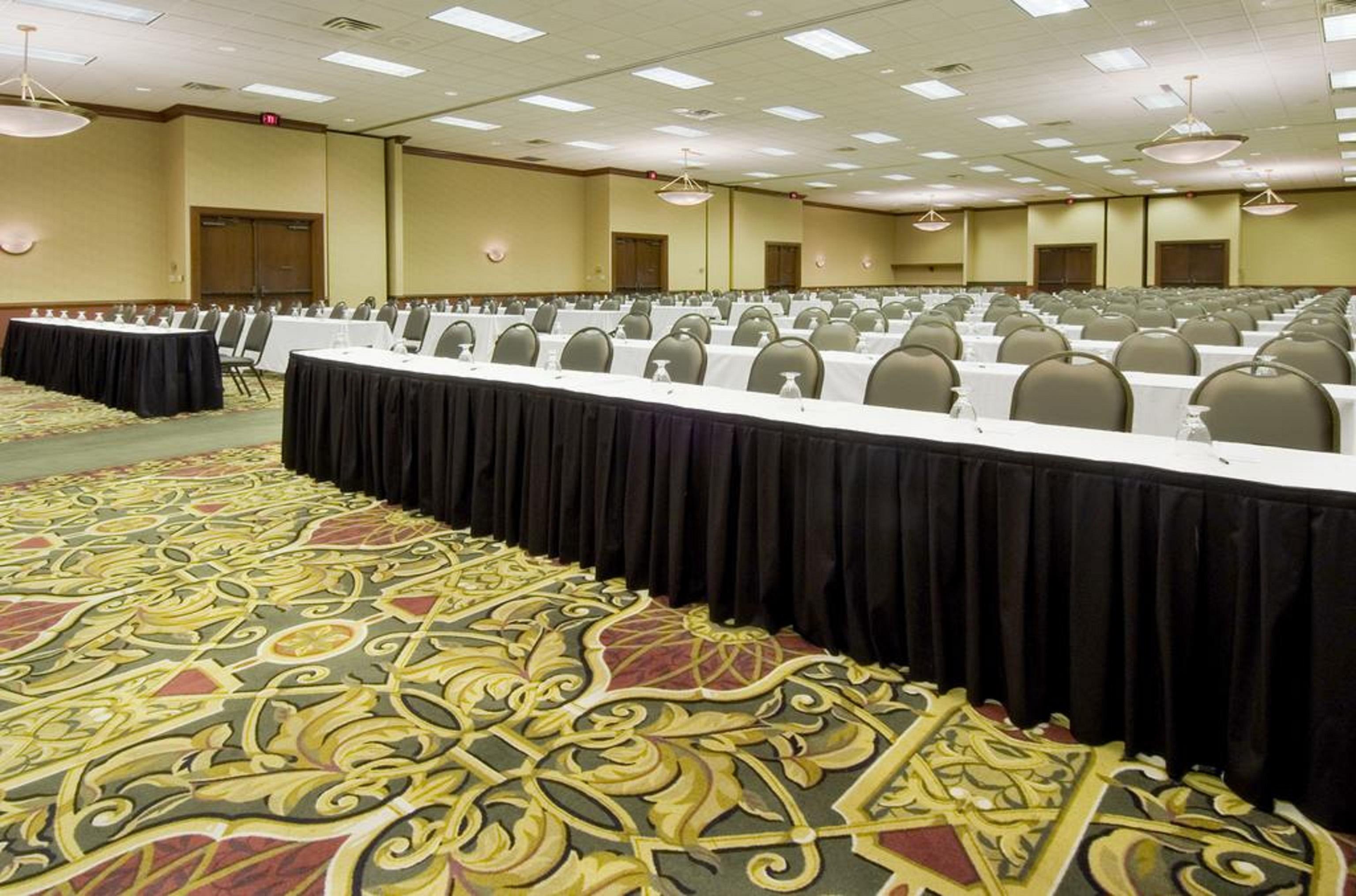 Hotel Doubletree By Hilton Lansing Negocio foto