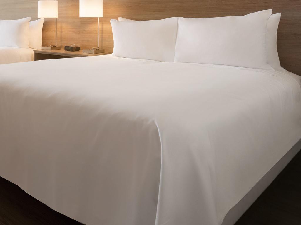 Hotel Doubletree By Hilton Lansing Habitación foto