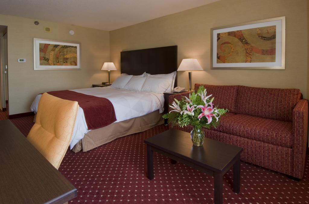 Hotel Doubletree By Hilton Lansing Habitación foto
